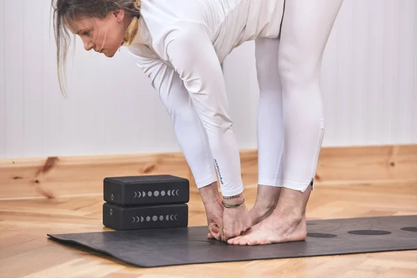 Latin Kadın Forward Bend Yoga Pozu Veriyor Padangusthasana Spor Salonunda — Stok fotoğraf
