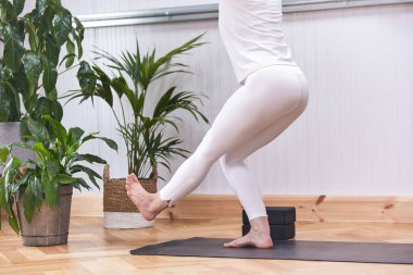 Yoga yapan bir kadının yüzü olmadan kapalı kare. Sağlık, egzersiz ve refah kavramı.