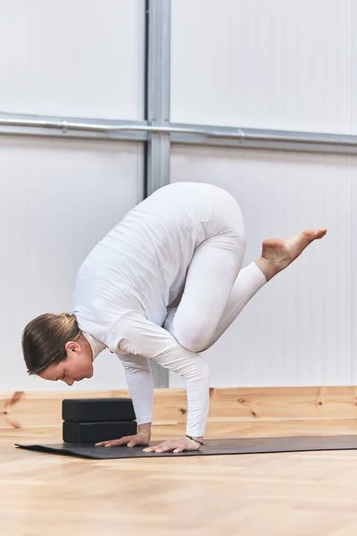 Karmaşık Yoga Asanası Bakasana Turna Duruşu Latin Kafkasyalı Kadın — Stok fotoğraf
