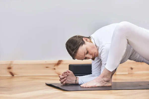 Bağlayıcı Yoga Pozisyonları Mama Kuka Spanyol Latin Kadının Kapalı Portresi — Stok fotoğraf