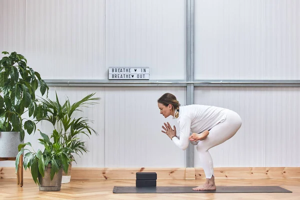 Kakasana duruşları, çekici bir kadının yoga yaparken meditasyon yapması. Yaşam tarzı konsepti ve iyi akıl sağlığı.