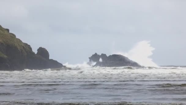Ondas Oceânicas Colidindo Rochas Isoladas Meio Mar Largo Costa Sul — Vídeo de Stock