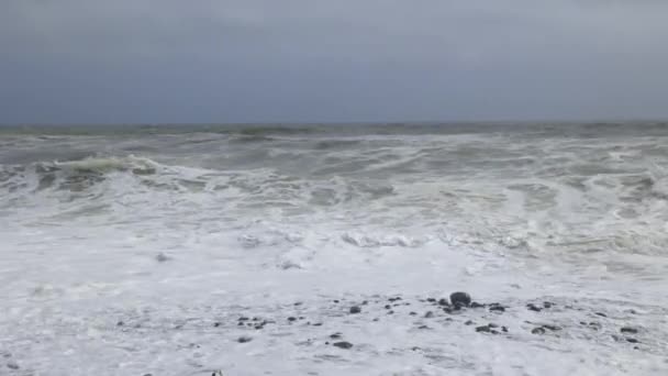 嵐の後非常に暴力的なうねりを持つ岩のビーチのクローズアップショット クーパー コースト ウォーターフォード アイルランド — ストック動画