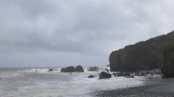 Playa Con Rocas Acantilados Ondas Violentas Cielo Muy Nublado Cooper — Vídeo de stock