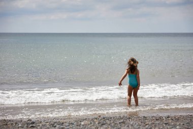 Sahilde beyaz bir kızın yaz sahnesi. Yaz ve tatil konsepti