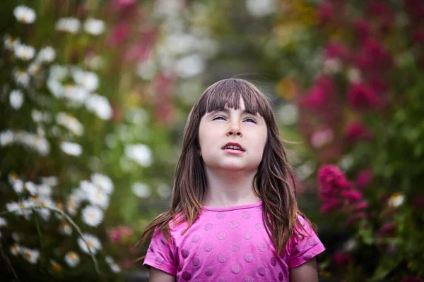 Kaukasisches Mädchen Mit Unkonzentriertem Hintergrund Umgeben Von Vielen Blumen Sommer — Stockfoto