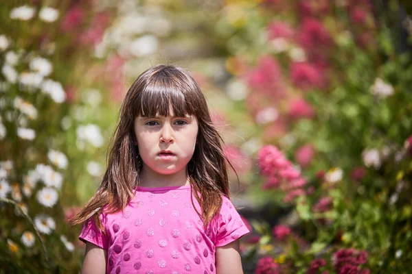 Mädchen Einem Rosa Kleid Umgeben Von Blumen Der Natur Der — Stockfoto