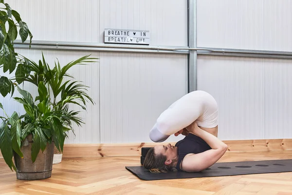 Sağlıklı Bir Kadın Navasana Yoga Pozu Yapıyor — Stok fotoğraf