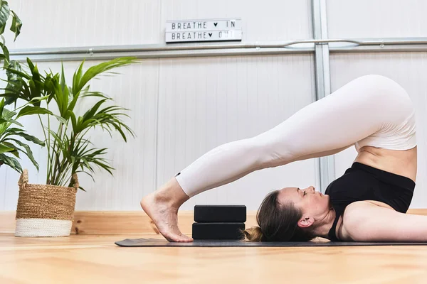 Güzel Bir Jimnastik Salonunda Çekici Bir Spanyol Kadınla Yoga Yapmanın — Stok fotoğraf
