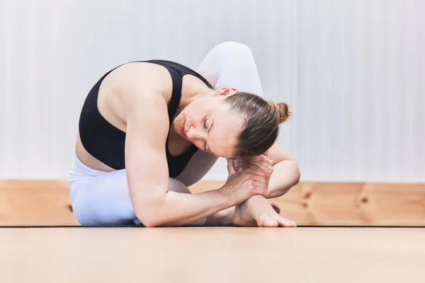 Spor Kıyafetli Kadın Yoga Sınıfında Esneme Hareketleri Yapıyor Bacağını Omzunun — Stok fotoğraf