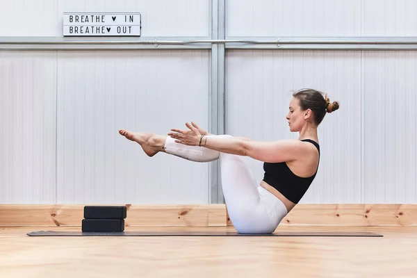 Žena Sportovním Oblečení Cvičení Jógy Nebo Pilates Držení Těla — Stock fotografie