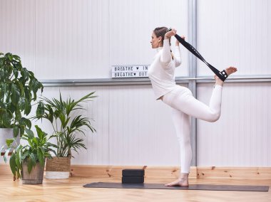 Kafkasyalı bir kadında elastik bantlarla yoga pozu. spor yaşam tarzı