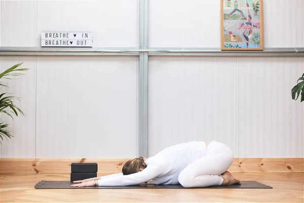 Beyaz Giyinmiş Güzel Bir Spor Salonunda Yoga Yapan Bir Kadın — Stok fotoğraf