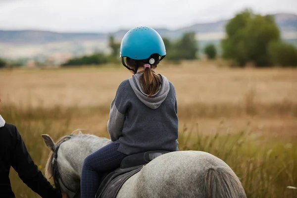 5 살짜리 여자 애가 말을 타고 히피 코 클럽에 있어요. 스포츠 개념이 받아들여 지기 전까지 — 스톡 사진