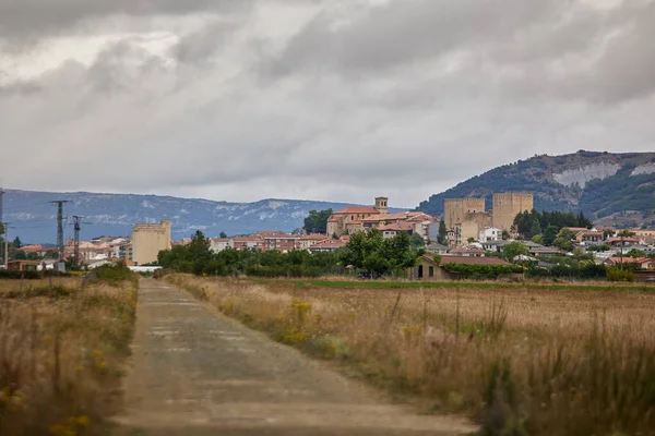Estrada rural com a cidade de Medina de Pomar, Burgos.Spain — Fotografia de Stock