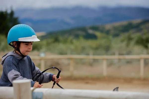 5-jähriges Mädchen auf einem Pferd. Infalltil Sportkonzept — Stockfoto