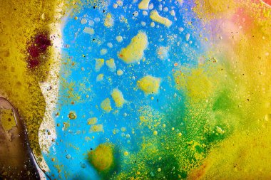 Yağlı boya figürü, arkaplanda parlak renklerin çizimi.