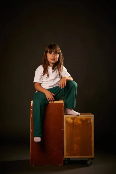 Studioporträt eines 5-jährigen Mädchens in der Uniform der Juniorschule — Stockfoto