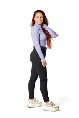 Stüdyoda beyaz arka planda izole edilmiş İspanyol bir kadının kendine güvenen portresi..