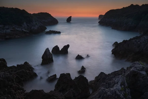 Playa Buelna, Asturias, España. Formaciones rocosas en el Océano Cantábrico — Foto de Stock