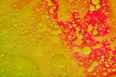 Yağlı boya figürü, arkaplanda parlak renklerin çizimi..