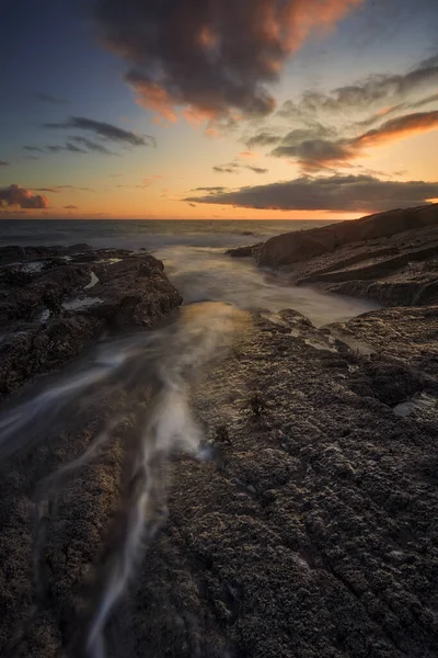 Rathmoylan Koyu, Waterford, İrlanda. Çarpıcı kayalar ve gün batımı. — Stok fotoğraf