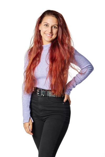 Ritratto verticale, scatto americano di giovane donna con i capelli rossi che sorride e guarda la macchina fotografica su sfondo bianco — Foto Stock