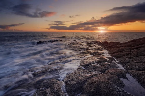 Rathmoylan Cove, Waterford, Irlandia. Oszałamiające skały i zachód słońca. — Zdjęcie stockowe