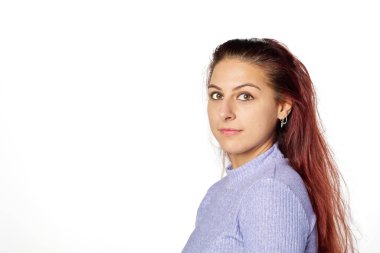 Kızıl saçlı, kulaklarının arkasına çekilen ve tarafsız bir ifade takınan sıradan giyinmiş genç bir öğrenci..