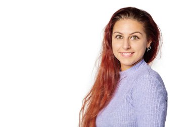 Çekici, kızıl saçlı, sıradan giyinmiş genç bir kızın yarım boy portresi..