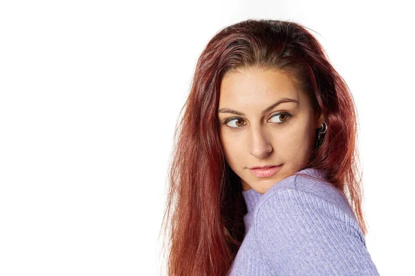 Junge Frau Mit Roten Haaren Mit Sinnlichem Blick Auf Weißem — Stockfoto