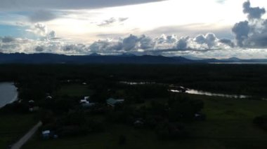Havadan çekim sahnesi yaratıcılığı doğa sahili ve dağ görüntüsü konsepti