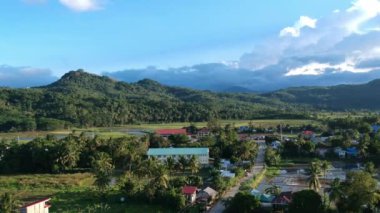Havadan çekim sahnesi yaratıcılığı doğa sahili ve dağ görüntüsü konsepti