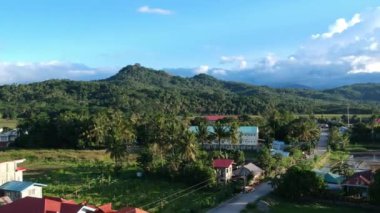 Havadan çekim sahnesi yaratıcılığı doğa sahili ve dağ görüntüsü konsepti