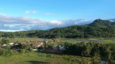 Havadan çekim sahnesi yaratıcılığı doğa sahili ve dağ görüntüsü konsepti