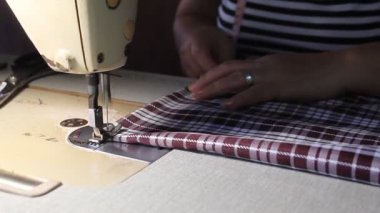 Kumaş çizgili atış ile çalışma saatinde dikiş makinası