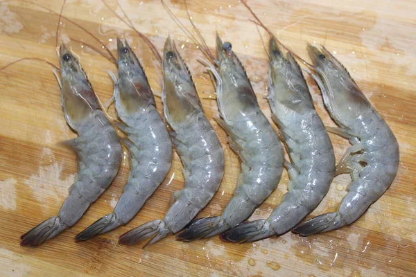 Camarones Frescos Crudo Brillante Luz Una Base Madera Picada Marrón —  Fotos de Stock