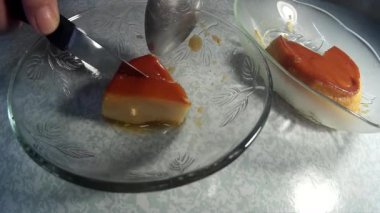 Dilimlenmiş pastada tatlı yemek