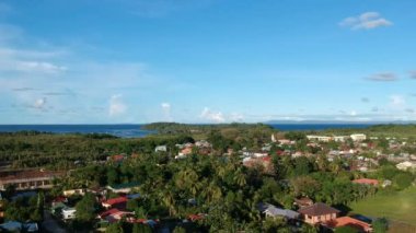 Deniz ve Dağ Köyü Yüksek Açı Yazın Havadan çekim manzarası