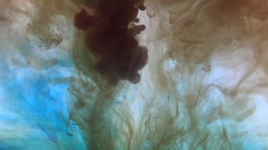 Temiz bir cam su üzerindeki Sıvı mürekkep üzerindeki Smokey yüzeyi