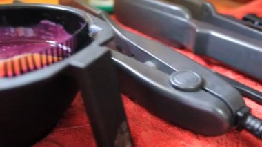 Aletleriyle saç stili. Ham hazırlık zamanı.