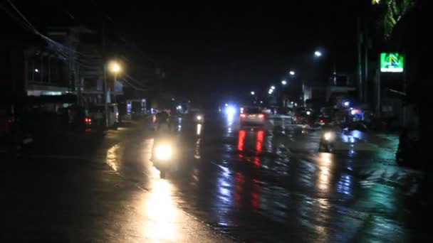 长公路上通宵前灯的交通 — 图库视频影像