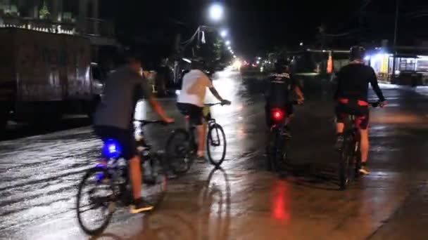骑自行车在公路上通宵行驶的摩托车 摩托车 旅游旅客午夜游览 — 图库视频影像