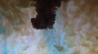 Parlayan Kusursuz ve Döngü 'de Yaratıcı Renk Siyah Sıvıyı Karıştırma