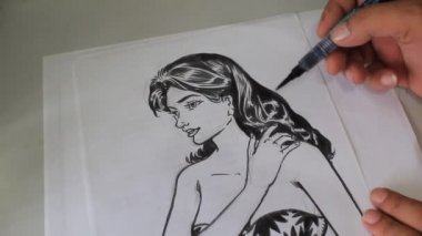 Siyah ve Beyaz El karikatür çiziyor. Siyahi kadın nefes kesici bir çekimde.