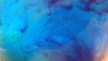 Su ve Sıvı Renkli Şampanya Farklı Yüzeyde Akıyor