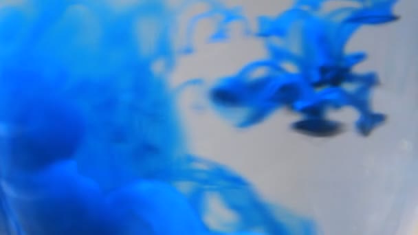 不同表面上流动的水和液体的玻璃瓶 — 图库视频影像