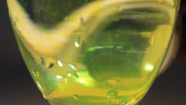 Glas Champagne Met Water Vloeibare Kleur Stromend Verschillende Oppervlakken — Stockvideo