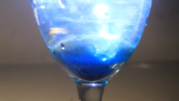 액체의 색깔이 표면에서 갈라지는 추상적 — 비디오