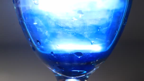 Glas Champagne Met Water Vloeibare Kleur Stroomt — Stockvideo